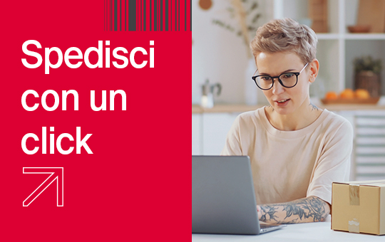 Ragazza al computer a casa con pacco da spedire