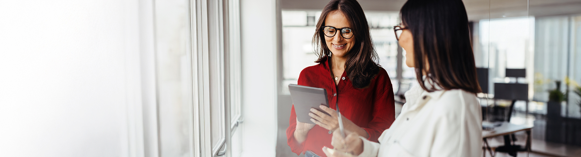 Colleghe guardano novità sul tablet in ufficio