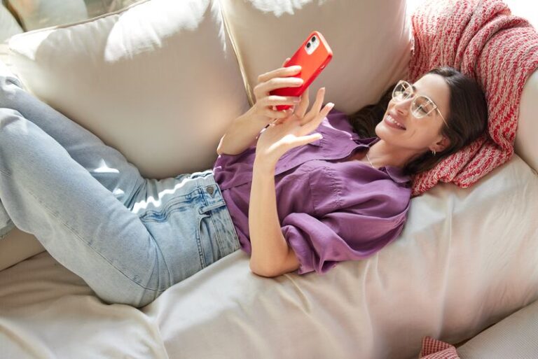 Web_Version-DPD21002_POOLSHOOT2021_HET-COUPLE_IVV_01333 (1) woman laying on sofa with smartphone