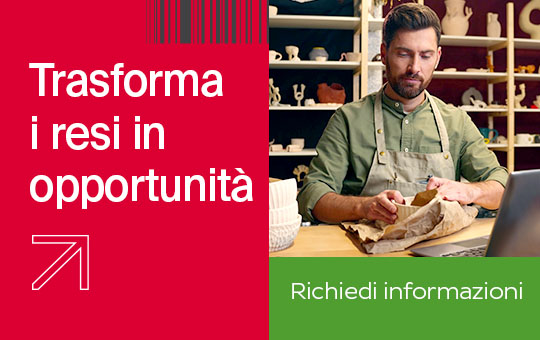 Trasforma i resi in opportunità - Uomo all'interno del negozio che scarta un prodotto davanti al pc