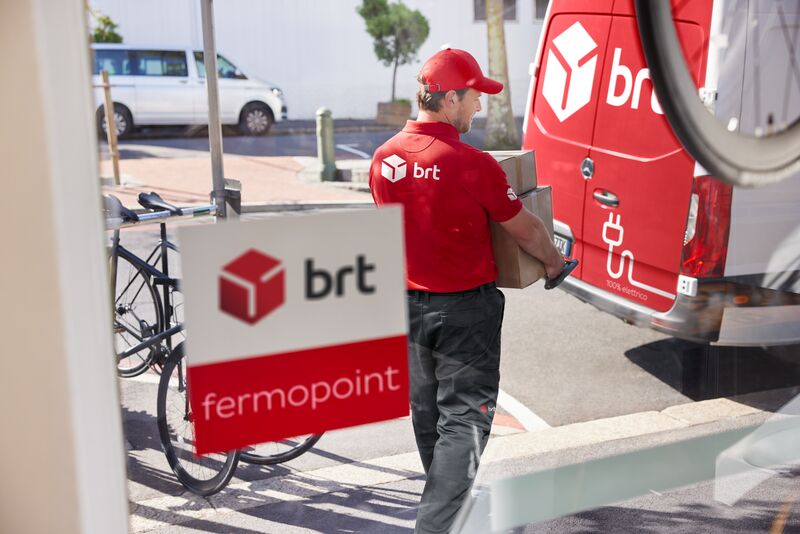 BRT-fermopoint punto di ritiro with driver and van